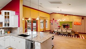 Fridge, microwave, oven, stovetop - Sleeps 19 • Pool • Sport Court • Putt Putt • Gym (Mesa)