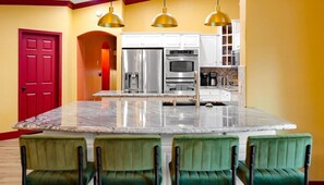 Fridge, microwave, oven, stovetop - Sleeps 19 • Pool • Sport Court • Putt Putt • Gym (Mesa)