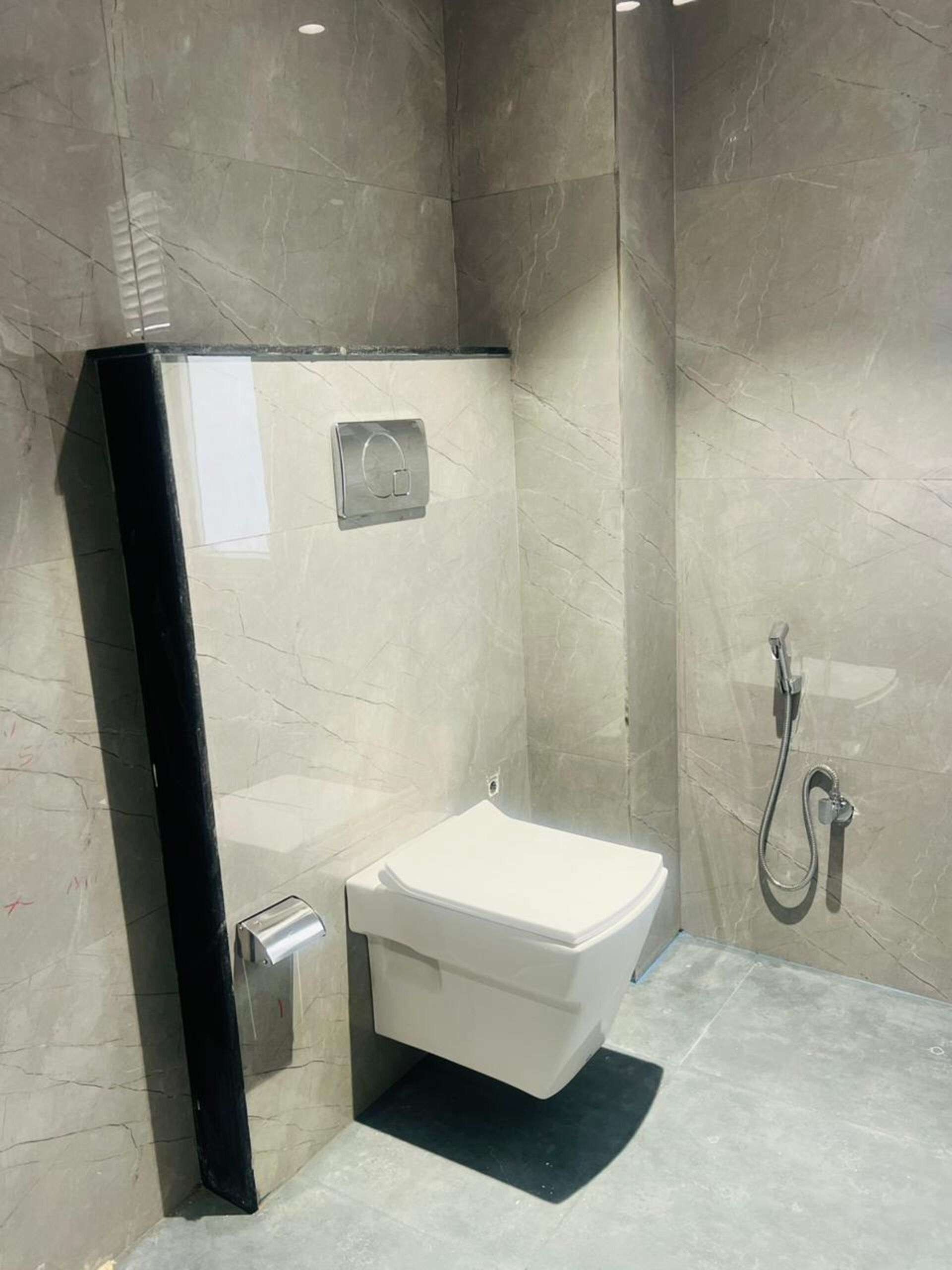 Chuveiro, produtos de toalete grátis, toalhas de banho 