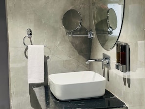Shower, free toiletries, towels - HOTEL SUPREME INN (Varanasi)