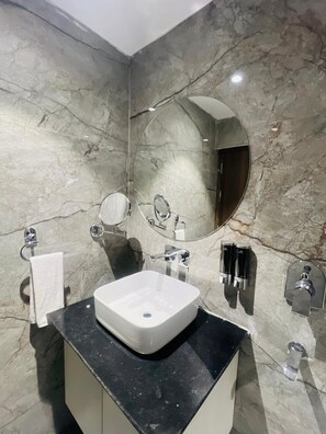 Shower, free toiletries, towels - HOTEL SUPREME INN (Varanasi)