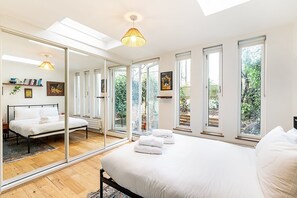 Desk, iron/ironing board, Internet - Stylish Garden Flat Near Hampstead Heath (London)