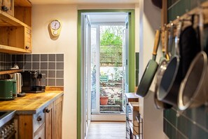 Interior - Stylish Garden Flat Near Hampstead Heath (London)