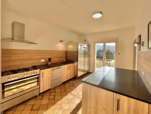 Microwave, oven, stovetop, dishwasher - Gîte VALART house 550m2 with Jacuzzi, Sauna, Billiards, Table soccer, darts,... (Le Thillot)