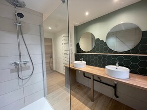 Shower, hair dryer, towels, toilet paper - Gîte VALART house 550m2 with Jacuzzi, Sauna, Billiards, Table soccer, darts,... (Le Thillot)