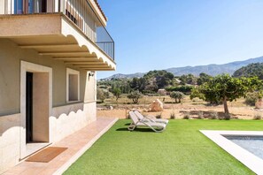 A building with a balcony, a swimming pool, and a lawn with lounge chairs. - Rural house on the edge of the Verde river (Tibi)
