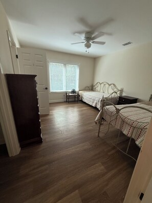 3 bedrooms, iron/ironing board, free WiFi, bed sheets - Marvelous 3-bedroom house with AC in charming Hardeeville, central to EVERYTHING (Hardeeville)