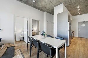 Dining - ENVITAE Hotel, 4BR Luxury Modern Apartments (Chicago)