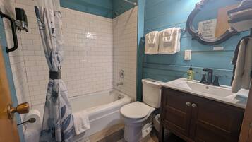 Phòng Suite cơ bản | Phòng tắm | Vòi sen/bồn tắm kết hợp, đồ dùng nhà tắm miễn phí, máy sấy tóc