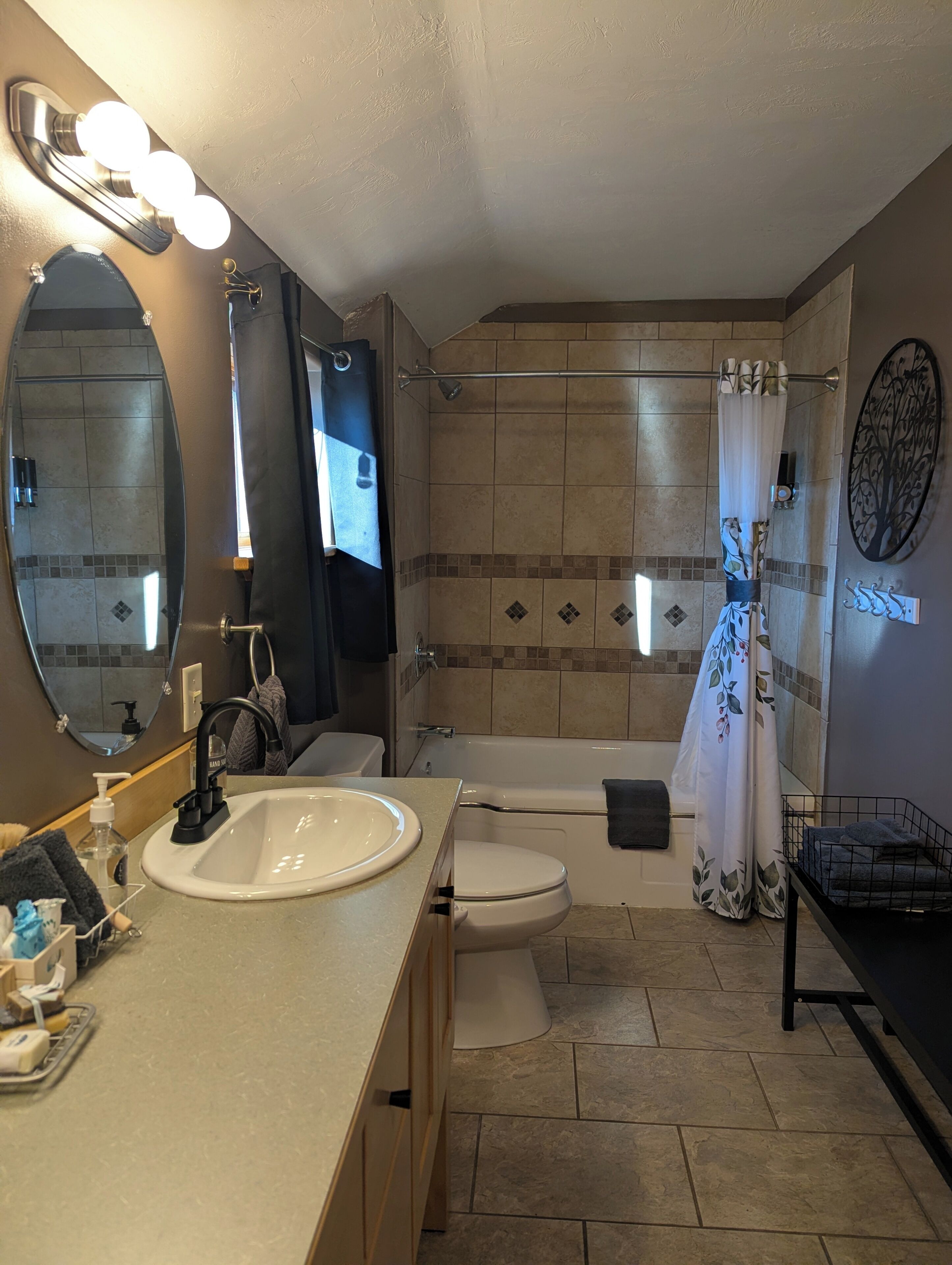 Un baño con lavamanos, inodoro, ducha y bañera.