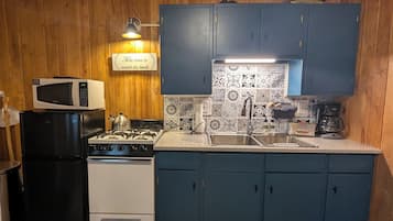 Standard Suite | Private kitchen | Microwave, coffee/tea maker