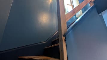 Rom – basic, utsikt mot innsjø | Trapp