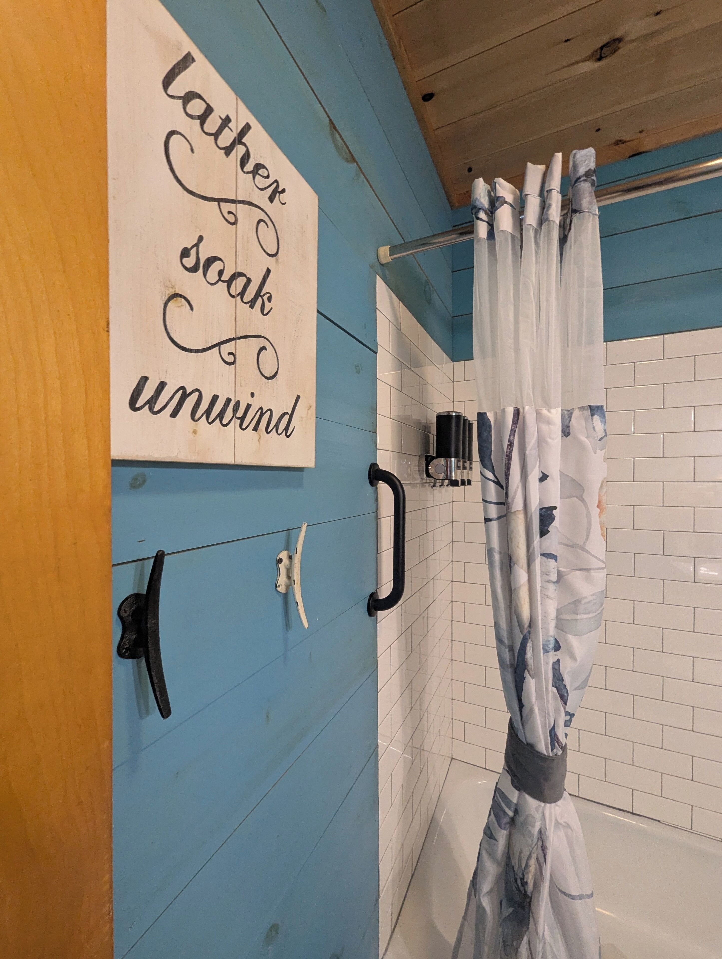 Eenvoudige suite | Badkamer | Een bad/douchecombinatie, gratis toiletartikelen, een haardroger
