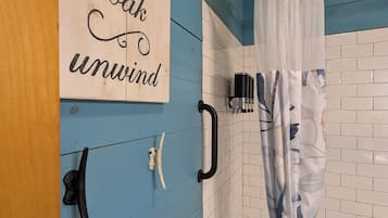 Eenvoudige suite | Badkamer | Een bad/douchecombinatie, gratis toiletartikelen, een haardroger