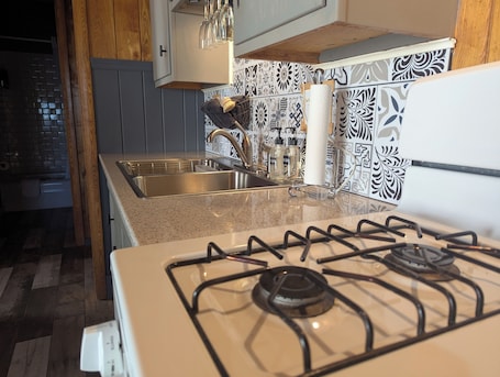 Family Suite | Private kitchen | Microwave, coffee/tea maker