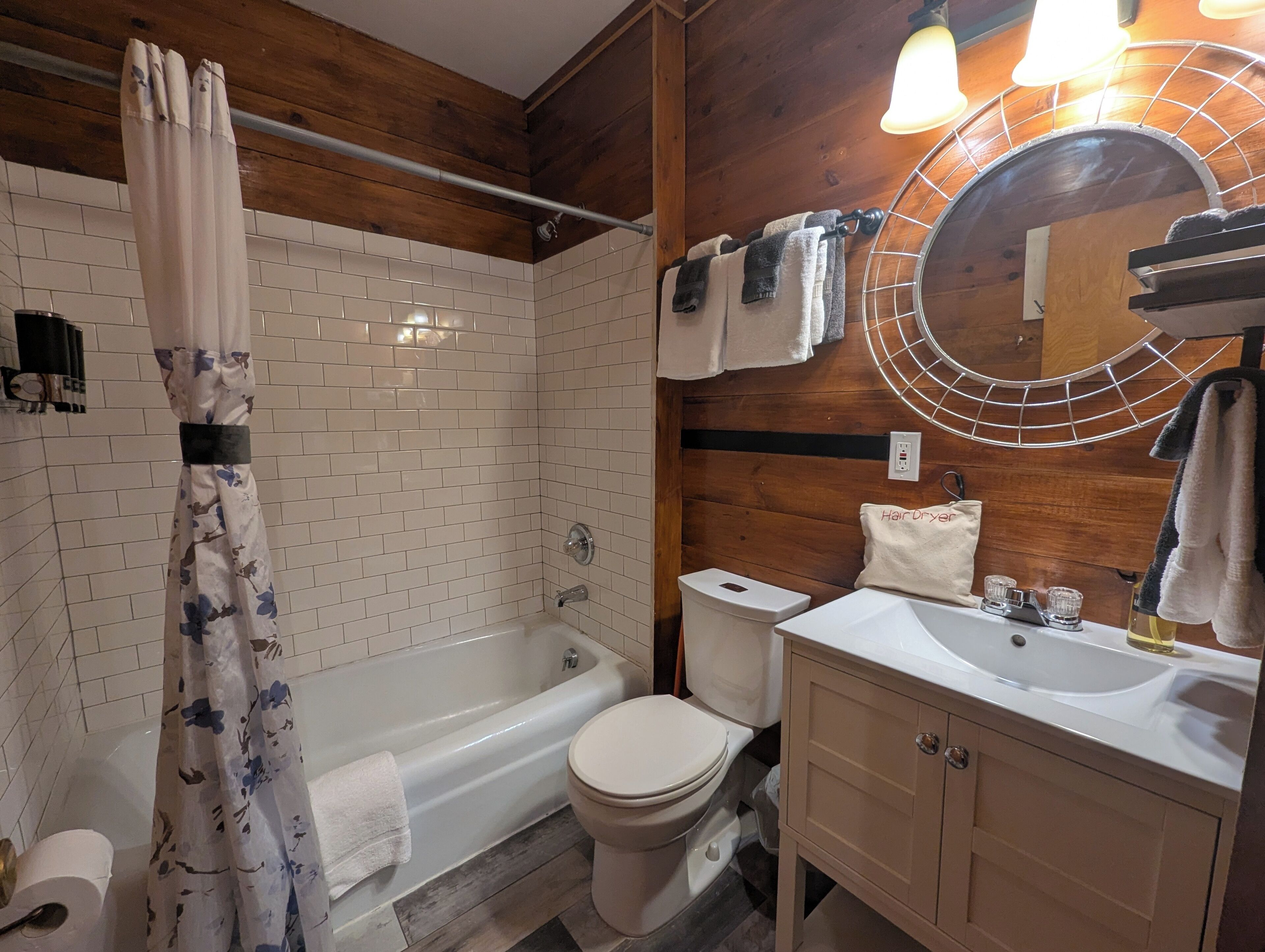Ein Badezimmer mit Badewanne, Toilette und Waschbecken.