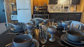 Family Suite | Private kitchen | Microwave, coffee/tea maker