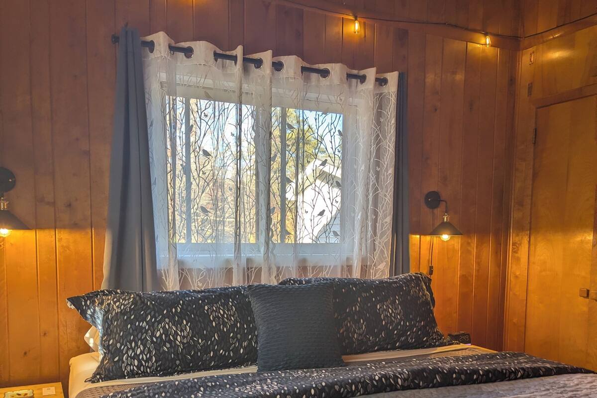 Family Suite | Iron/ironing board, free WiFi