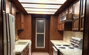 Private kitchen - Charming and comfortable 1-bedroom on the golf course-Central AC and heat (Clovis)