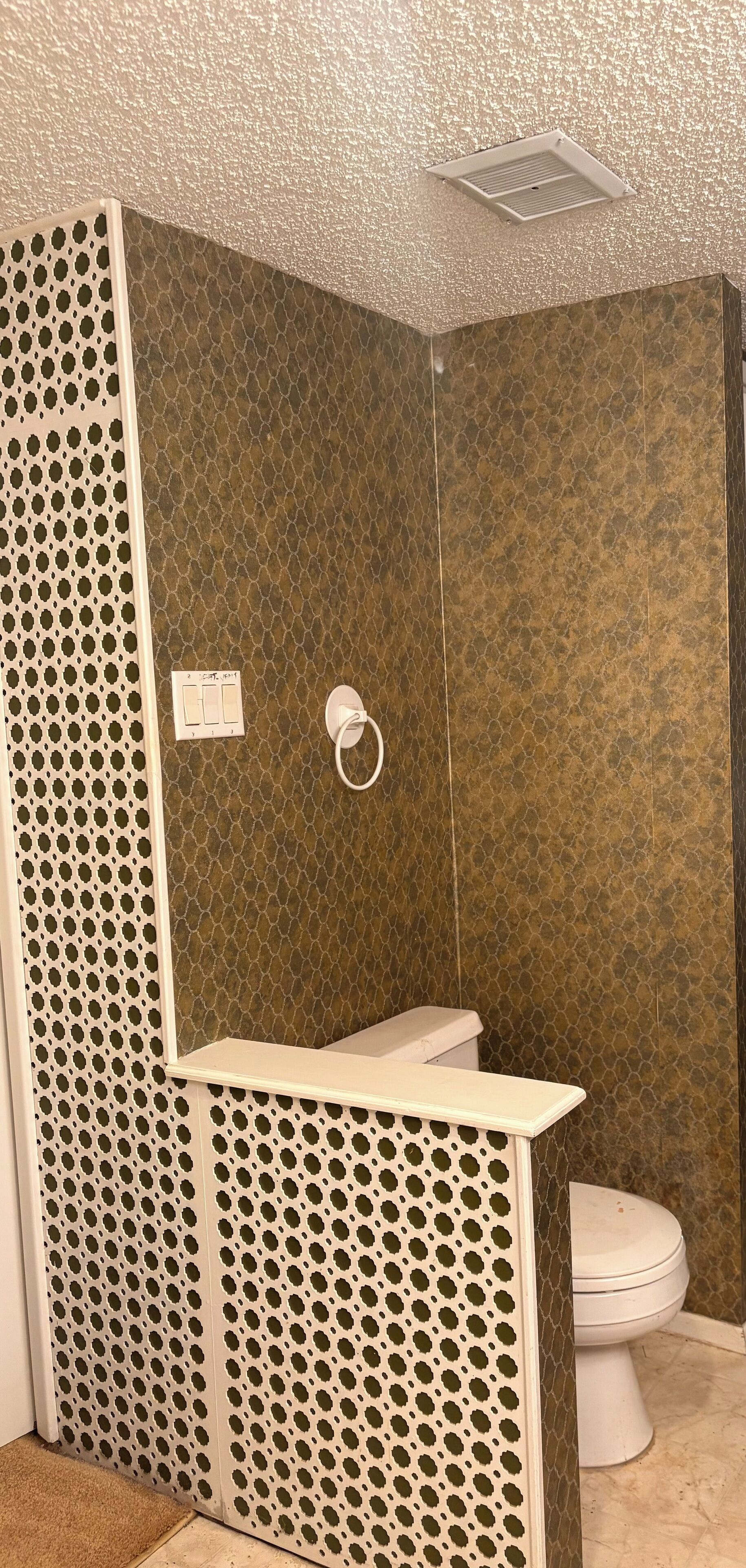 Hiustenkuivaaja, pyyhkeet, saippua, vessapaperi