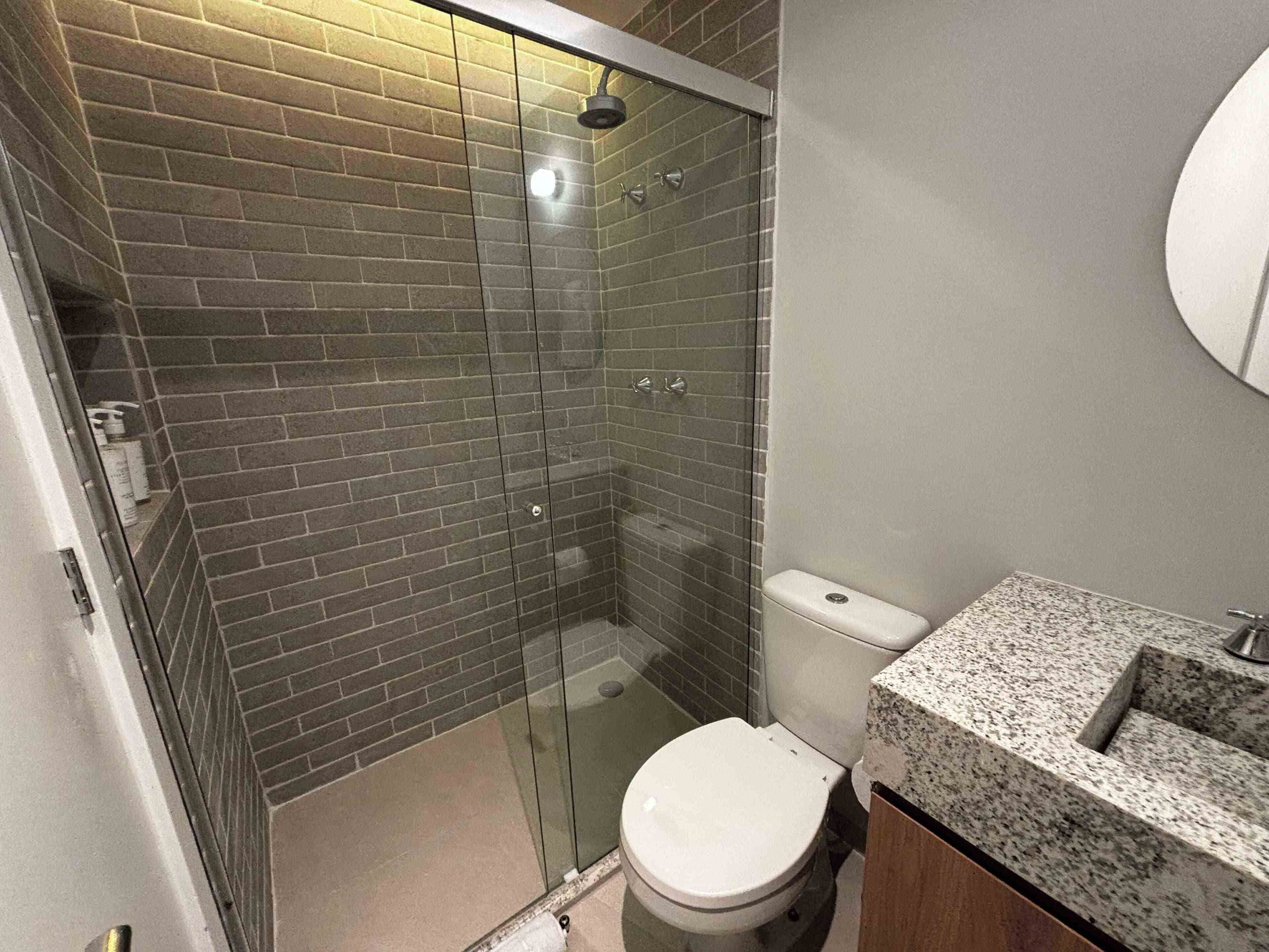 Studio Deluxe | Bathroom | Shower, free toiletries, towels, soap
