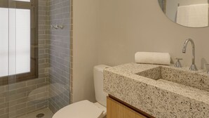 A modern bathroom with a shower, toilet, and sink. - Aloe Casa Jardins (São Paulo)