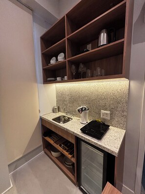 Studio Garden | Cozinha privada | Frigobar, cooktop, talheres/pratos/utensílios de cozinha