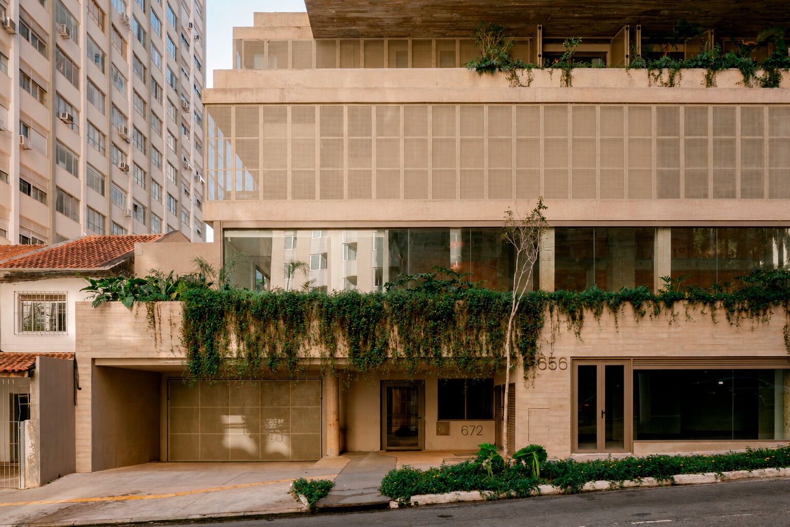 Un edifici modern amb façana plana, finestres grans i el número '656' a la planta baixa.