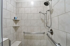 Secadora de cabello, toallas, jabón, shampoo 