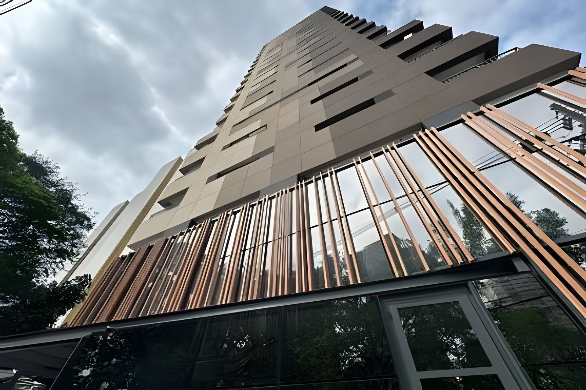 Un edificio moderno con un diseño angular distintivo, ventanas amplias y fachada de vidrio reflectante.
