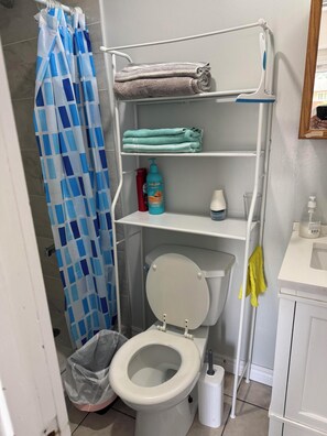 Hair dryer, towels, soap, toilet paper - Cozy Ground Floor Flat (Kitchener)