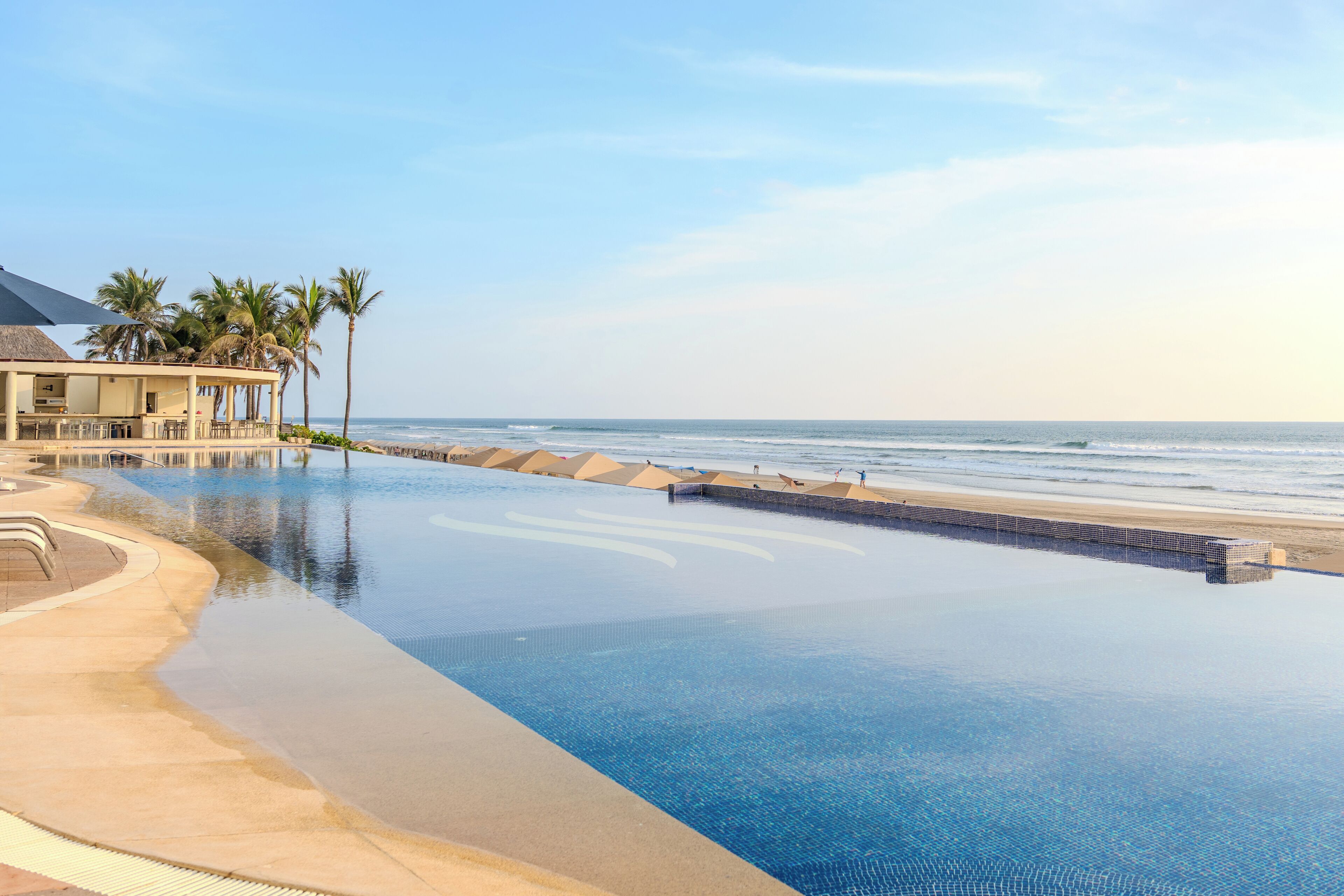 室外游泳池，池畔遮阳伞，日光浴躺椅