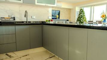Luxury Apartment, Beach View | Private kitchen