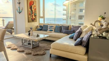 Apartamento de lujo, vistas a la playa | Sala de estar