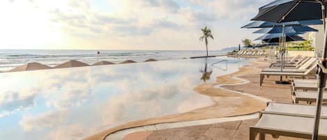 室外游泳池,池畔遮阳伞,日光浴躺椅