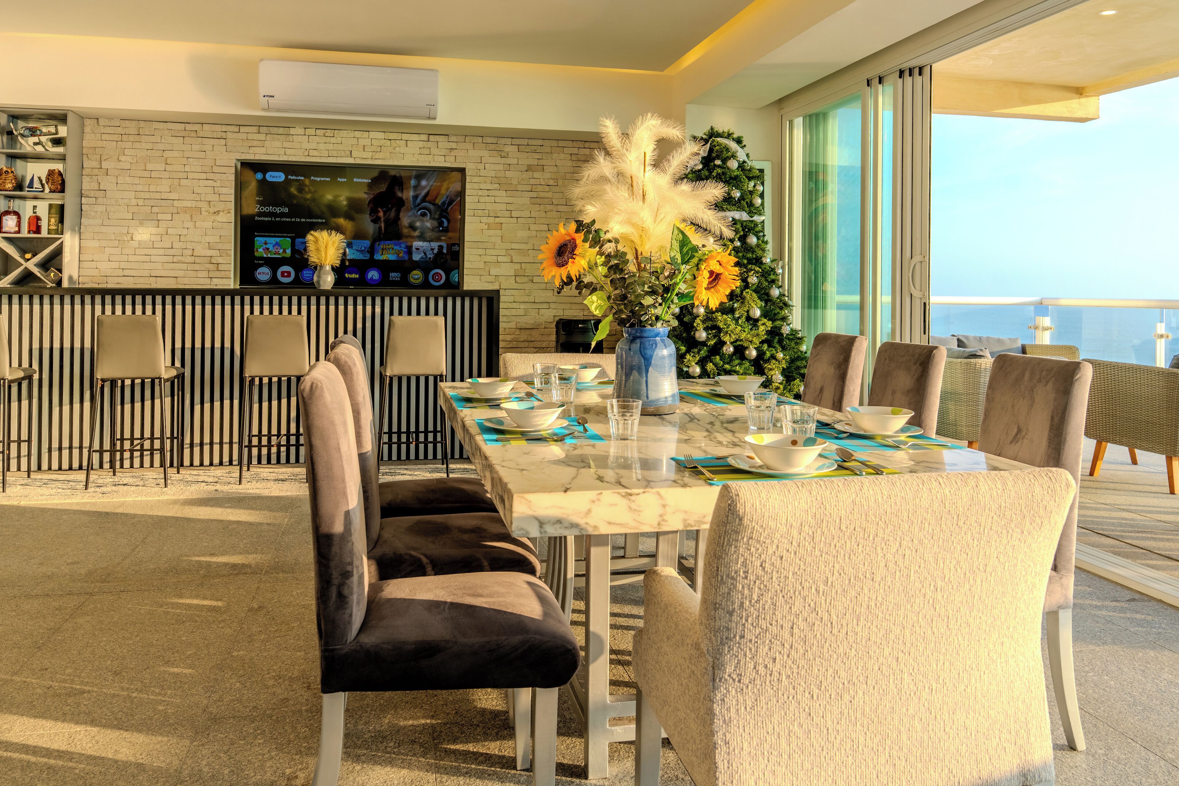 Luxury Apartment, Beach View | Dining room
