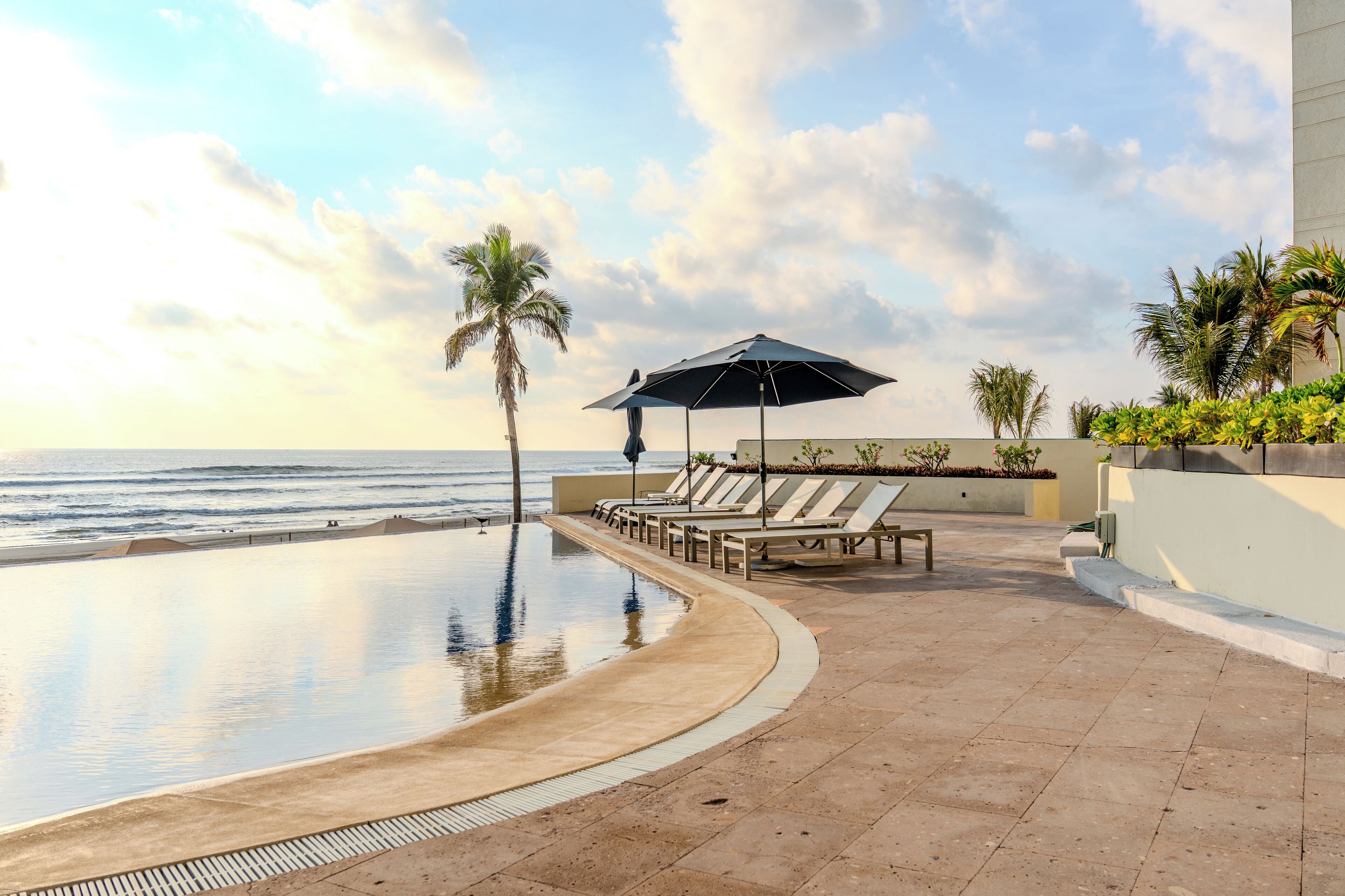 Outdoor pool, pool umbrellas, sun loungers