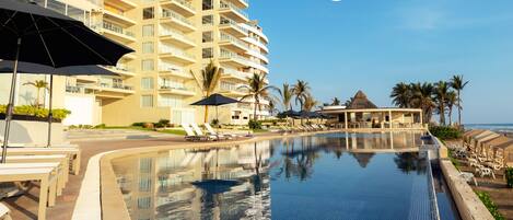 Luxury Apartment, Beach View | Iron/ironing board, free WiFi