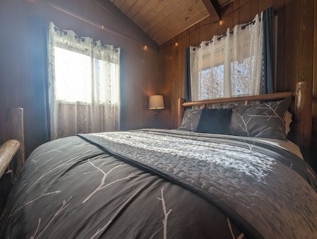 2 bedrooms, desk, iron/ironing board, free WiFi. Robin's Nest at Feather Nest Inn