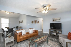 Smart TV - Lovely 4-bedroom house with AC in charming La Vergne (La Vergne)