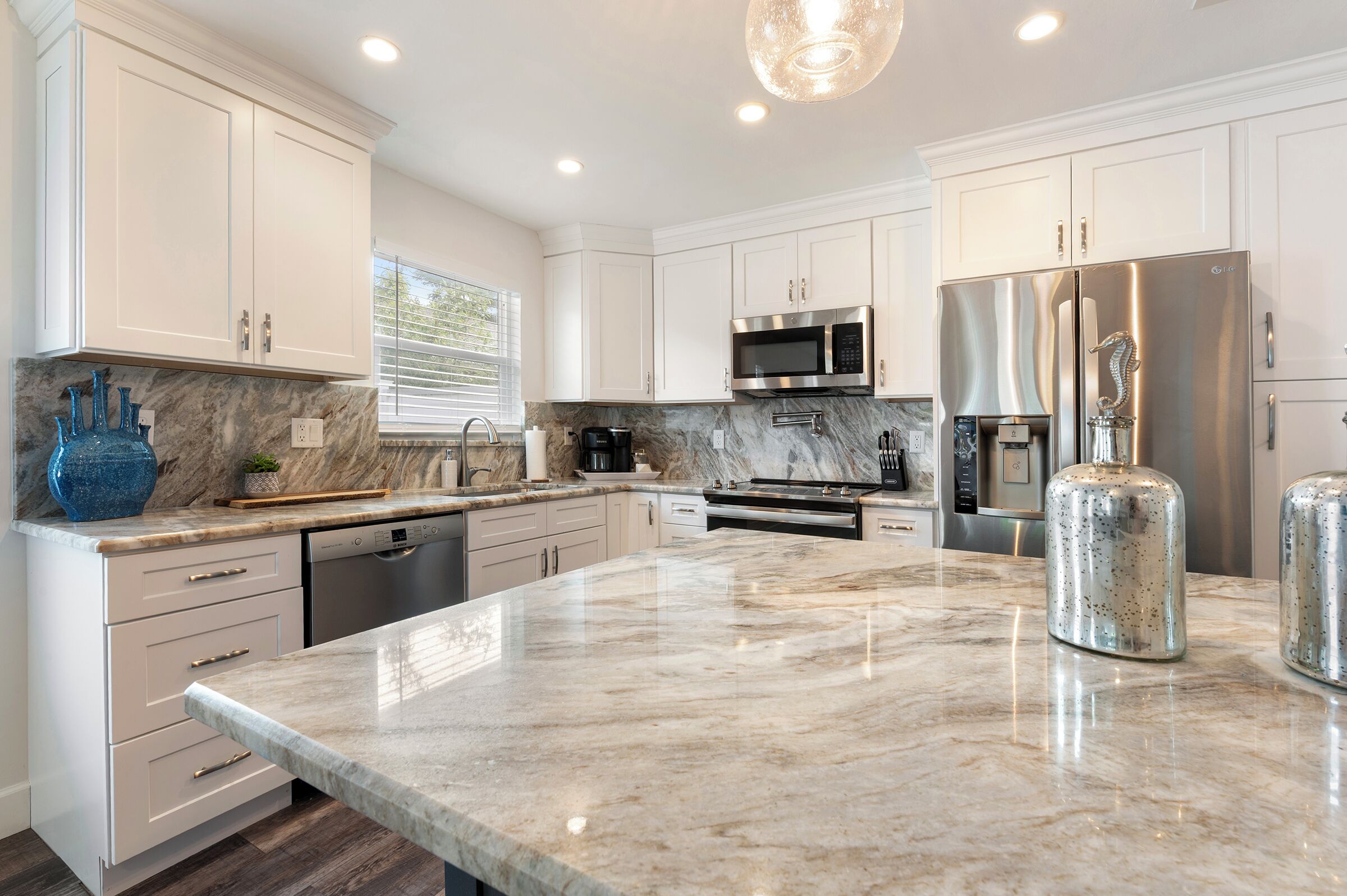 ثلاجة، ميكروويف، فرن، موقد طهي مسطح