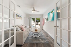 Smart TV, video games - Game Room Walk to Beach King Beds Beach (Naples)