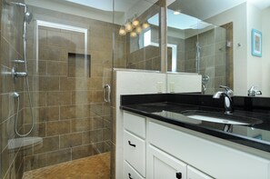 Douche, sèche-cheveux, serviettes fournies, savon