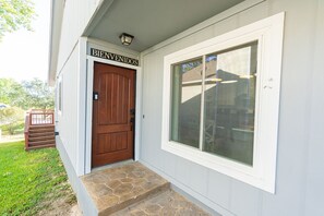 Exterior detail - Lux Home MINS to NE Baptist Hospital & TPC San Antonio/ Sleeps 4 (San Antonio)