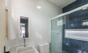 Basic Apartment | Bathroom | Shower - Casa c\/ Piscina e 6 Quartos em Camaraçi PJE0001 (Camaçari)