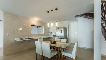 Basic Apartment | Dining