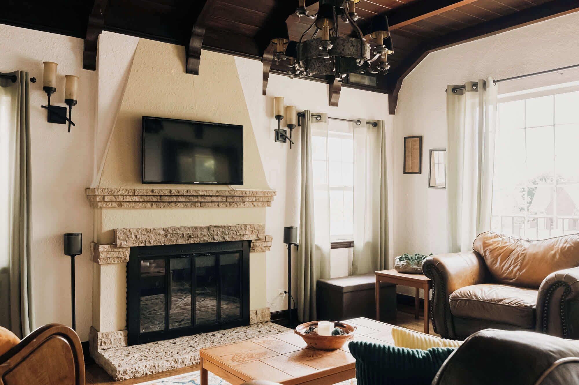 Smart TV, caminetto, studio, monitor per computer