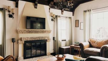 Smart TV, caminetto, studio, monitor per computer