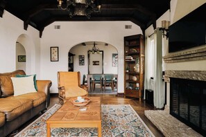 Smart TV, caminetto, studio, monitor per computer