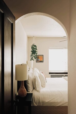 Una scrivania, ferro/asse da stiro, Wi-Fi gratuito, lenzuola